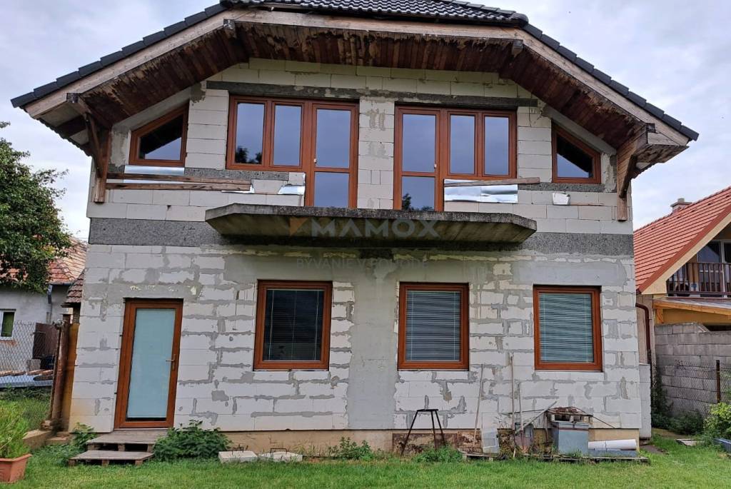 Rozostavaná bytová budova/podnikateľský objekt na predaj v N - 8