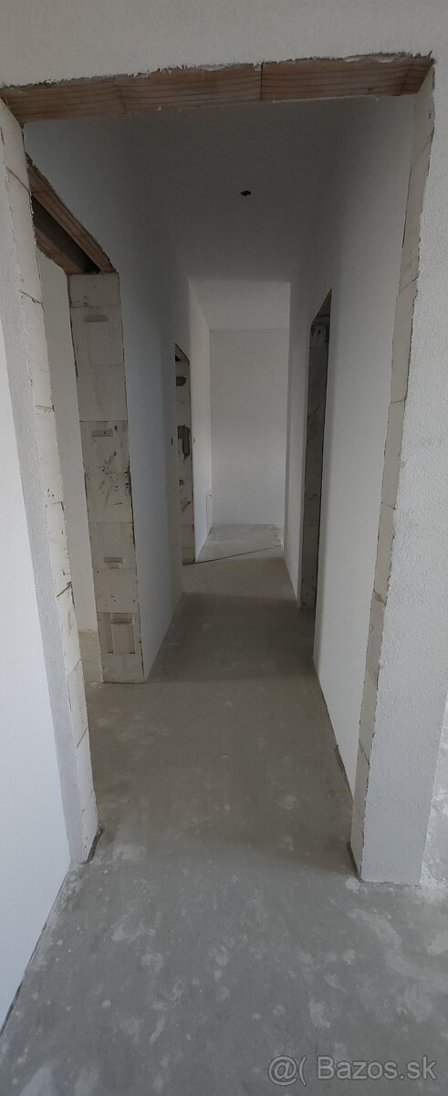 Ponúkame na predaj rodinný dom na Šalgovíku. - 8