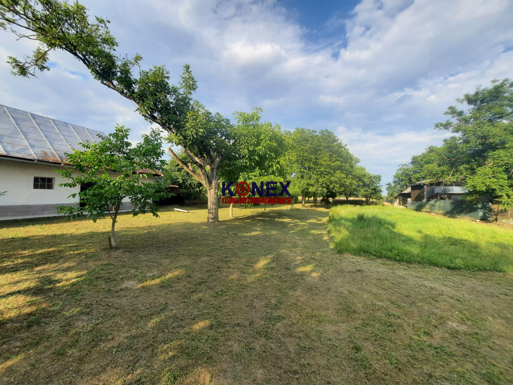 ROZĽAHLÝ POZEMOK s DOMOM v príjemnej obci JENKOVCE - 8