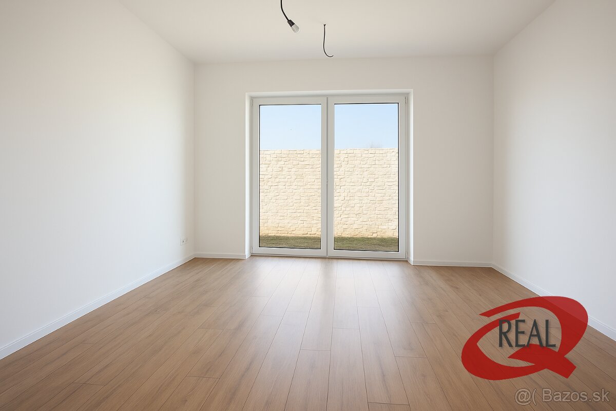 SKOLAUDOVANÝ RODINNÝ DOM, TEHLOVÁ STAVBA, IHNEĎ VOĽNÝ - 8