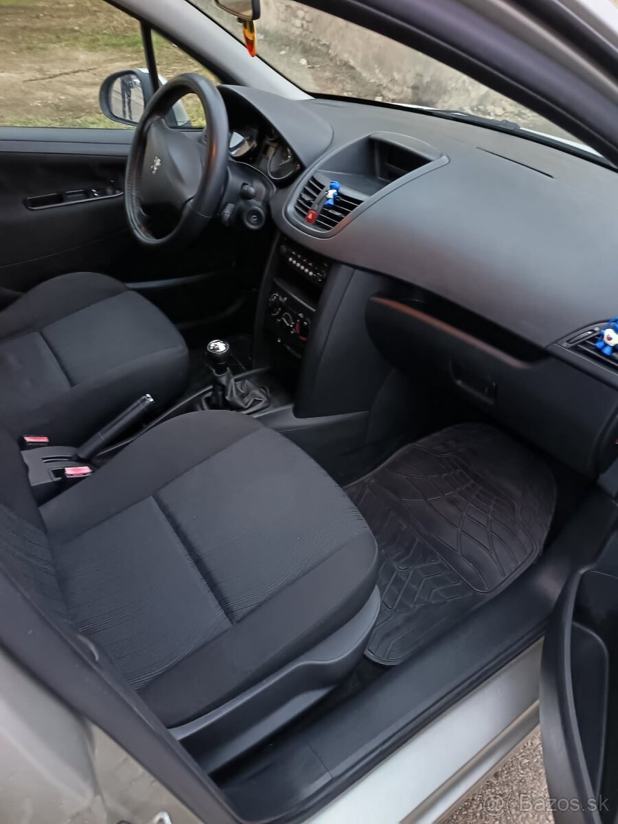 Peugeot 207 - 8