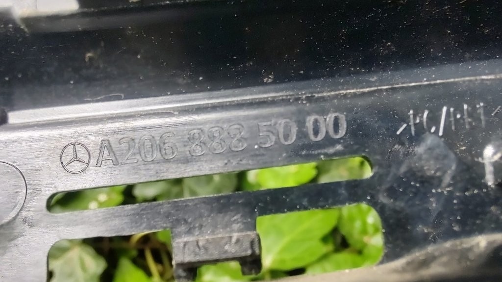 Mercedes C class W206 2021 - maska logo znak AMG - 8