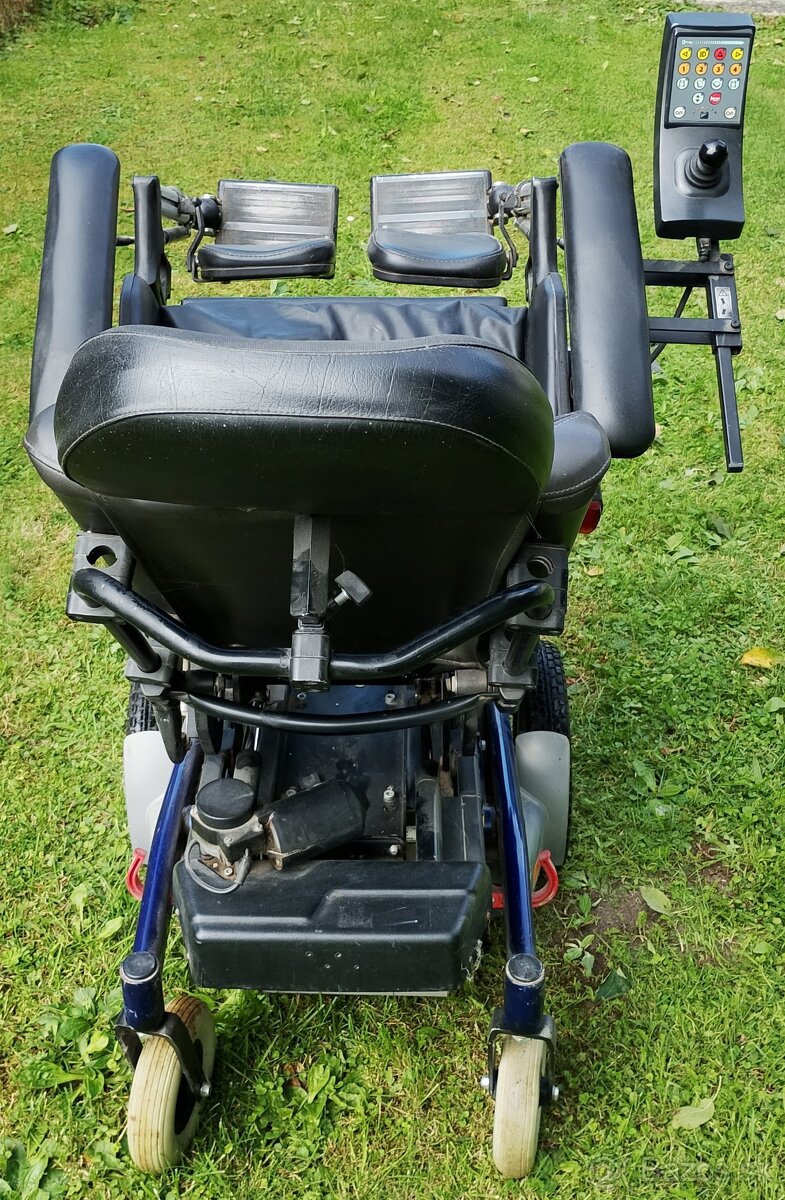 Elektricky invalidný vozík. - 8