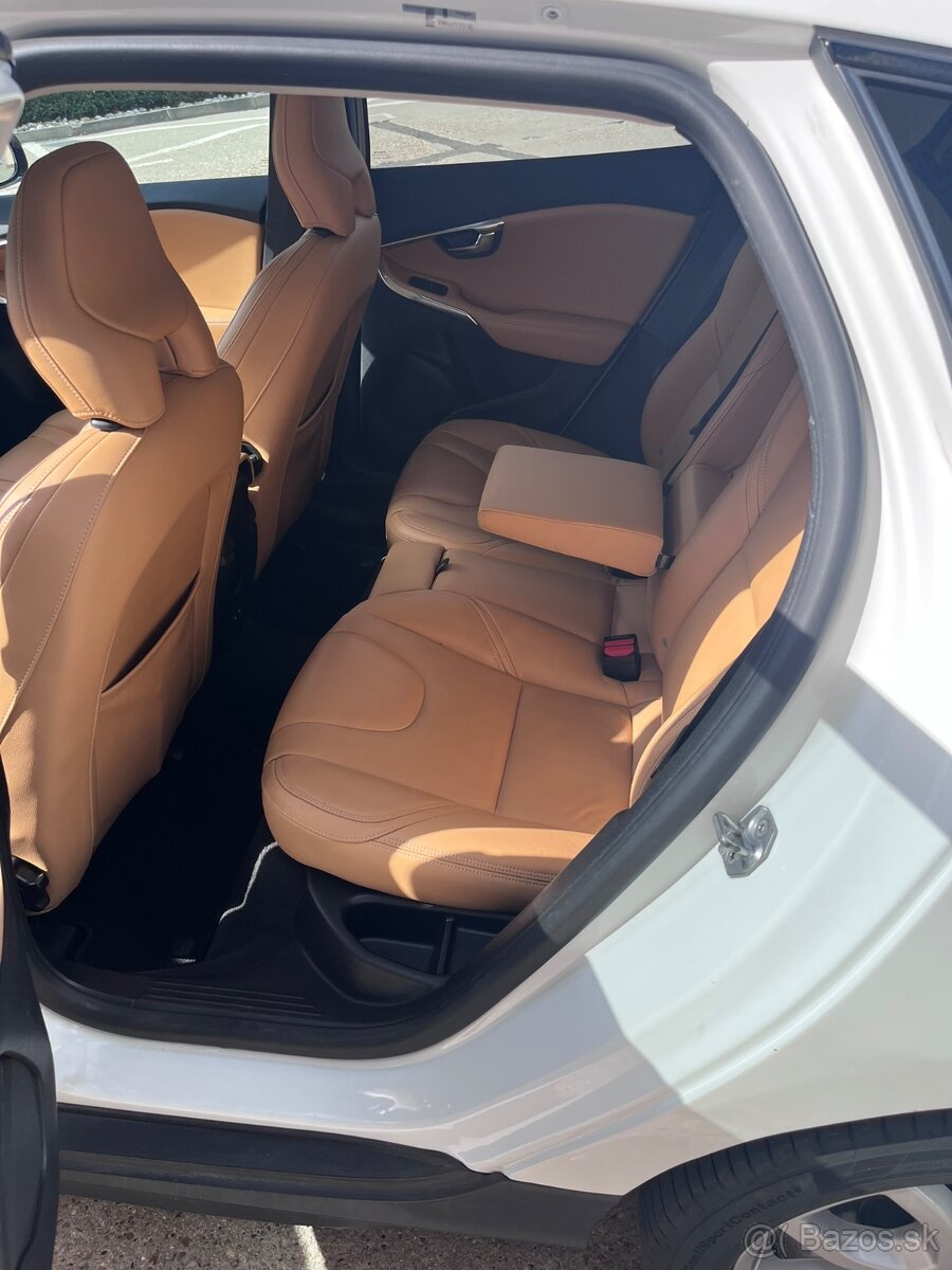 Volvo V40 Cross Country - 8