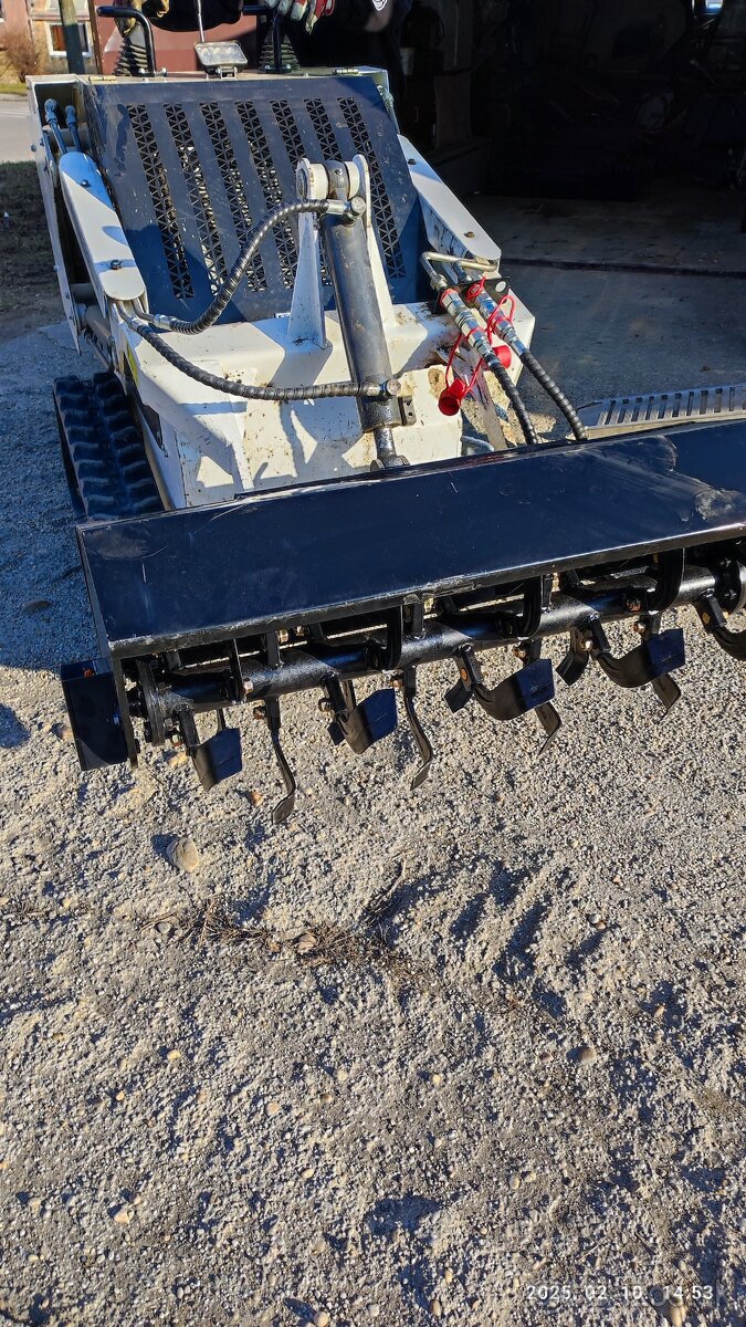 Univerzálni mini nakladač - 8