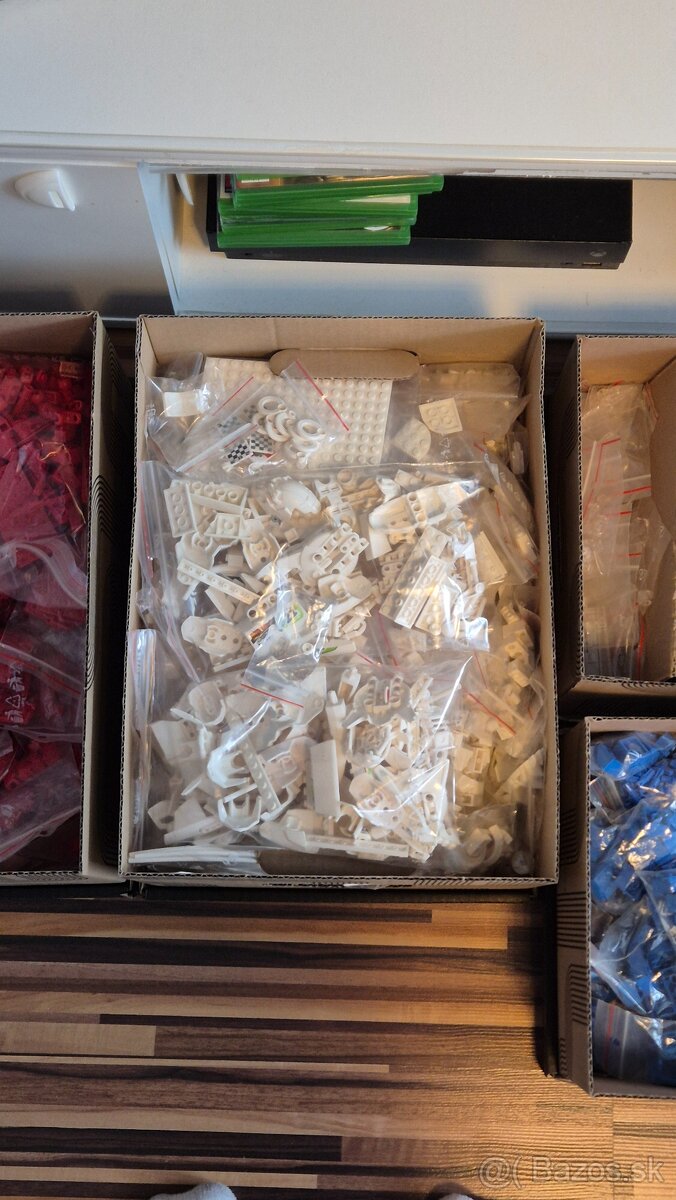 Lego 34,3 kg - 32 000 ks - 8