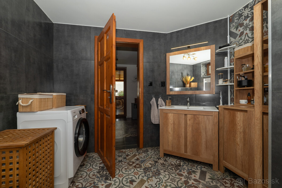 Zrekonštruovaný dom s bazénom a veľkým pozemkom | Podlipníky - 8