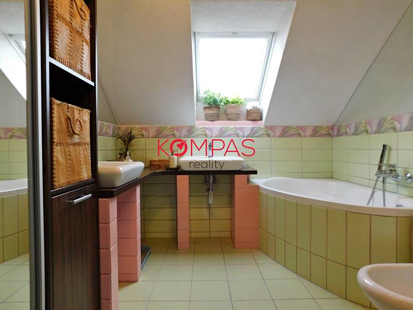 KRÁSNY RODINNÝ DOM SO ZÁHRADOU A DREVENÝM ALTÁNKOM V OBCI LU - 8