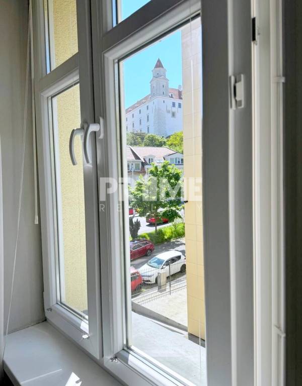 U NÁS LUXUSNÝ ( 100 m2 ) 2i BYT, VÝHĽAD NA BRAT.HRAD, Pa - 8