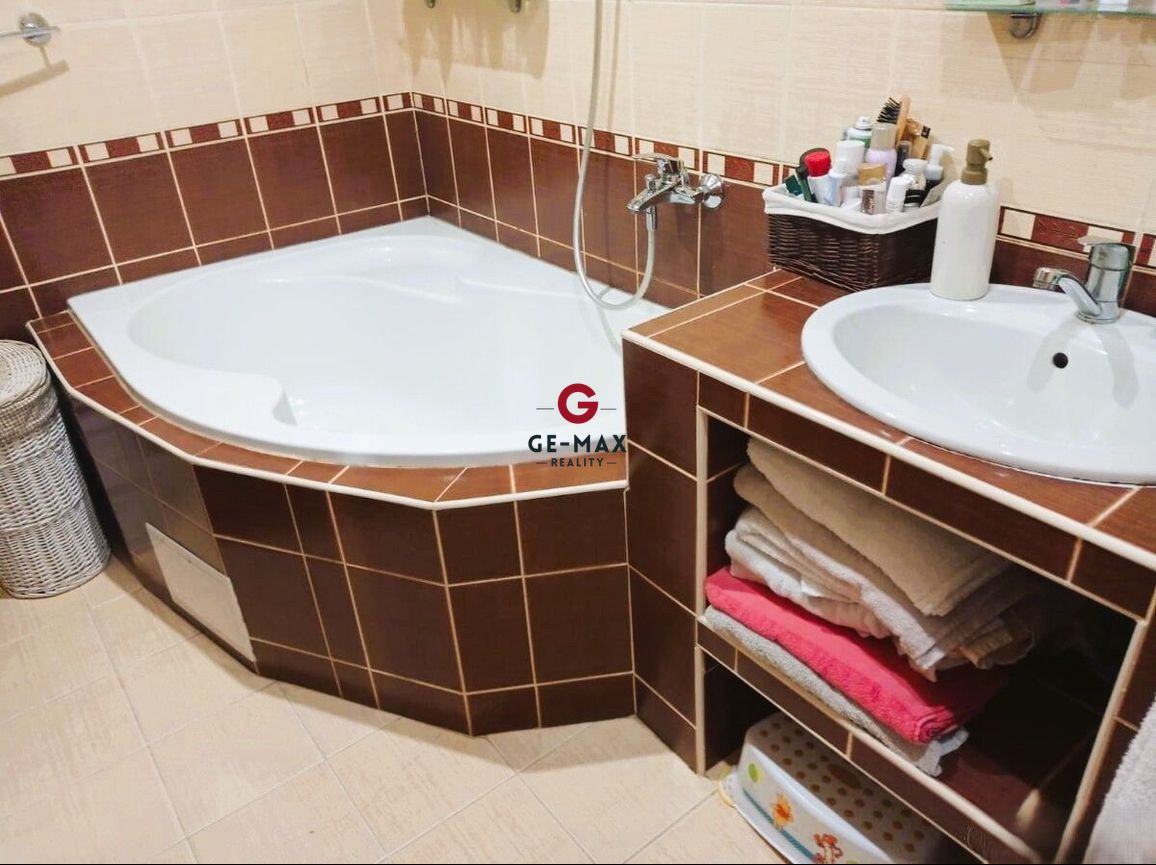 Na predaj priestranný 3-izbový byt – Sídlisko III - 8