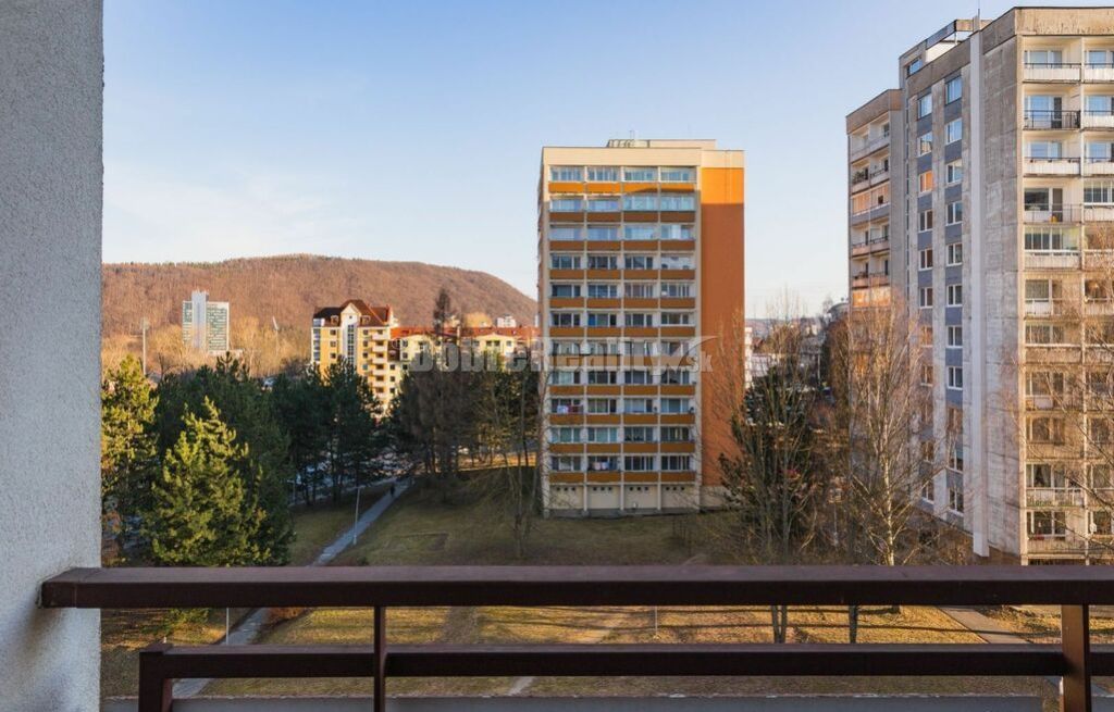 PRENÁJOM: NÁDHERNÝ, VEĽKÝ 3 IZBOVÝ BYT S 2 x LOGGIOU, THK - 8