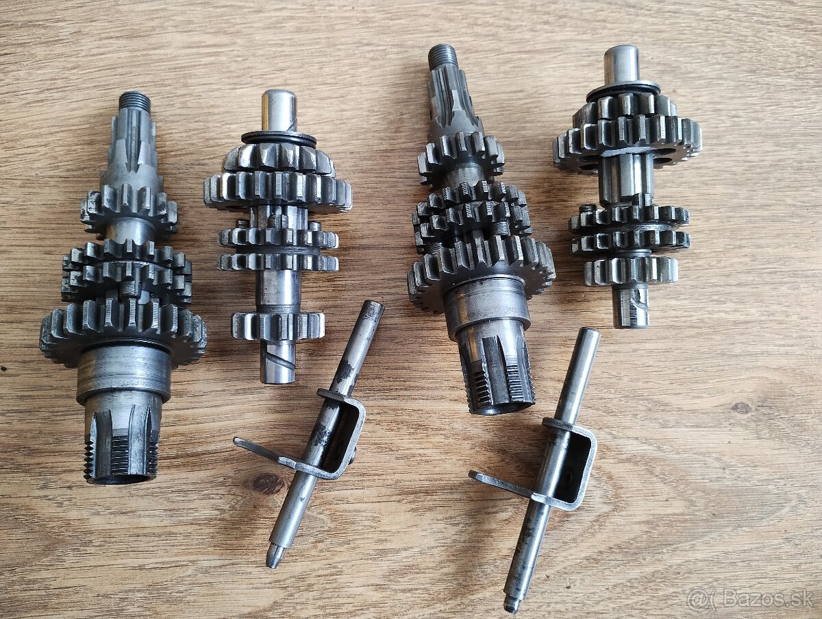 Prodám náhradní diely pro JAWA 550 pařez a jawa 555 - 8