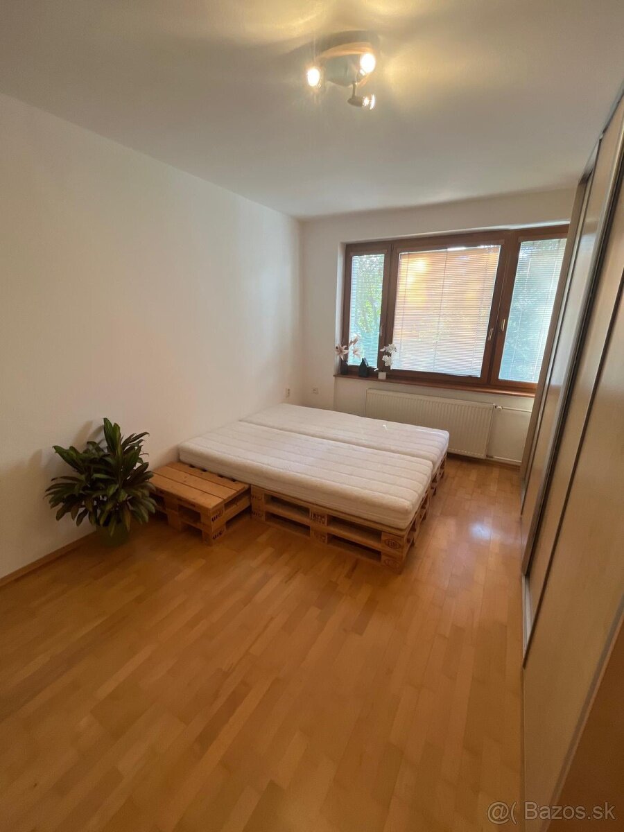 Na prenájom 3-izbový byt s balkónom v Bojniciach, sídlisko L - 8