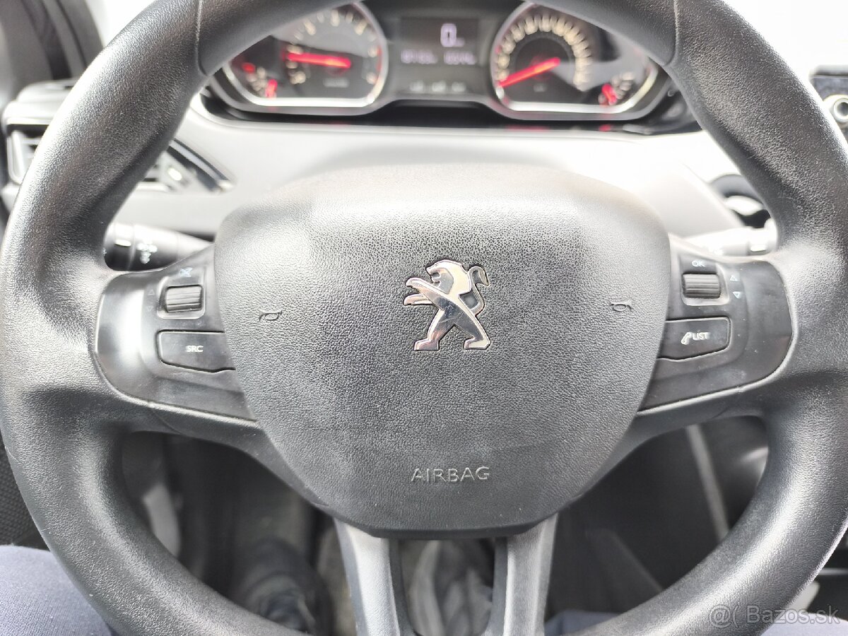 Peugeot 208 - 8