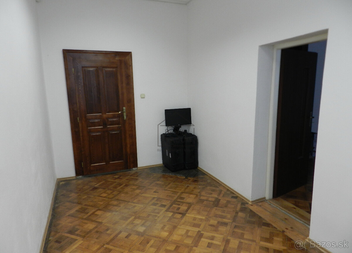 ✔️ 2 prepojené kancelárske miestnosti s parkovaním. - 8