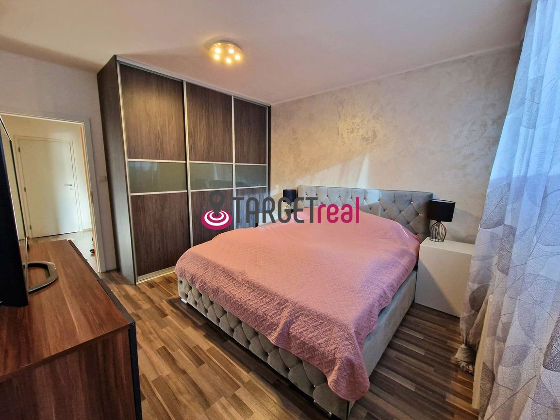 Na predaj veľký kompletne zariadený 3-izbový byt v centre Pi - 8