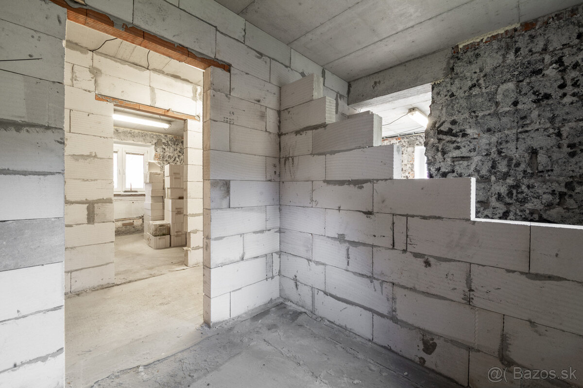 Rozostavaný dom na dokončenie podľa seba s veľkým pozemkom - 8