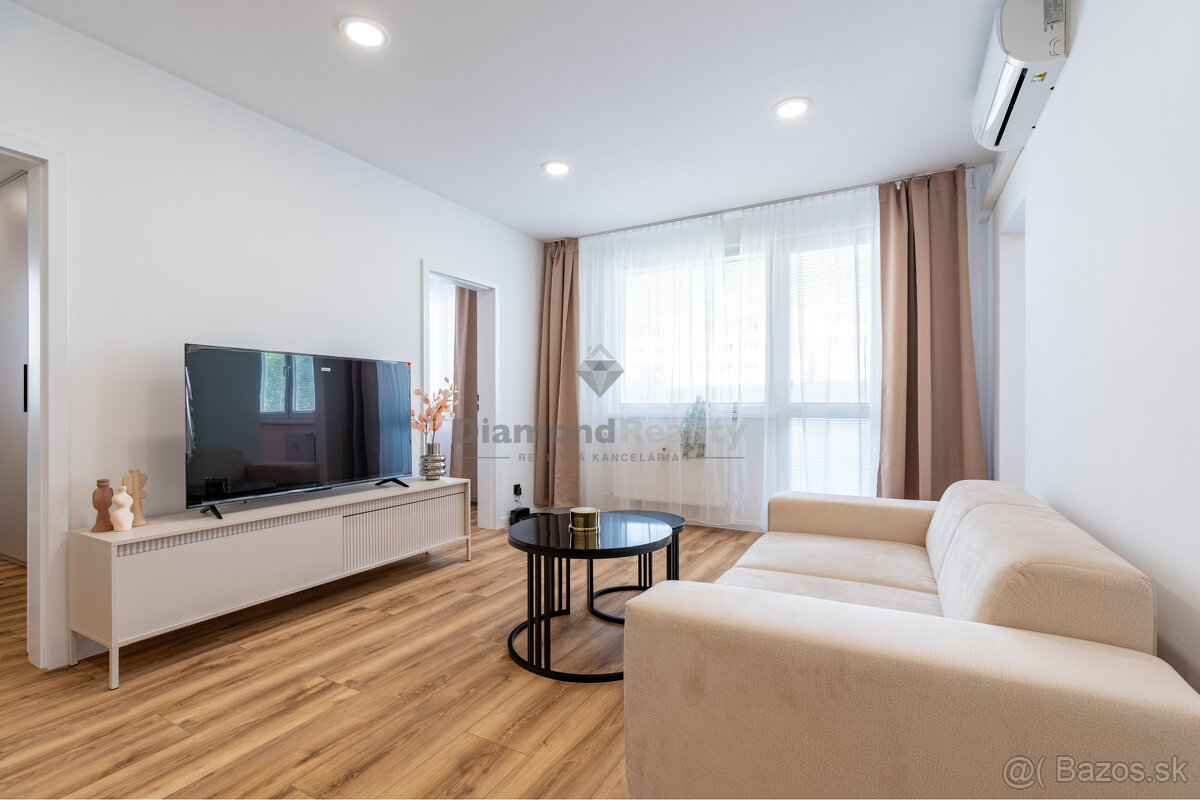 PREDANÝ - Na predaj pekný 3-izbový byt po rekonštrukcii na u - 8