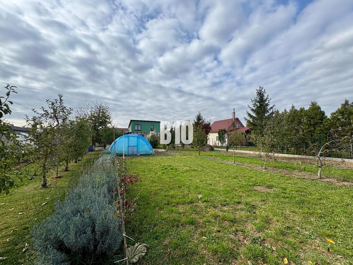 Príjemný menší RD - priestranný pozemok - výhľad na Zobor - 8