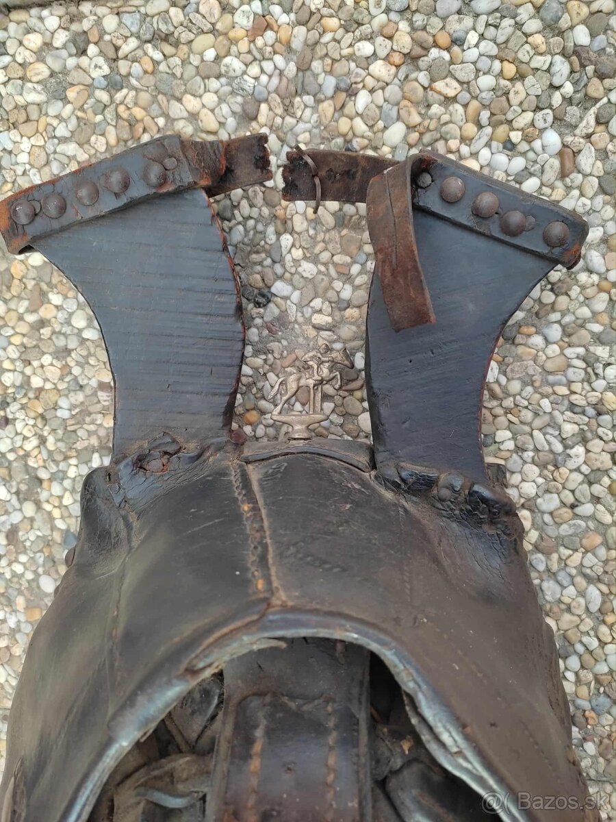 Vybijany chomut a sedlo na kona - 8