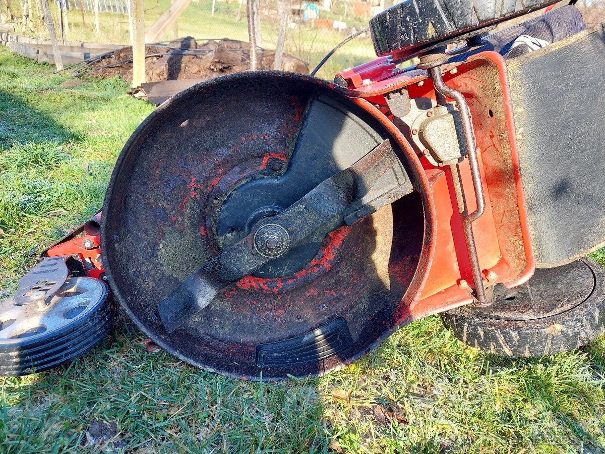 Benzínová Kosačka s pohonom zn. HECHT - 8