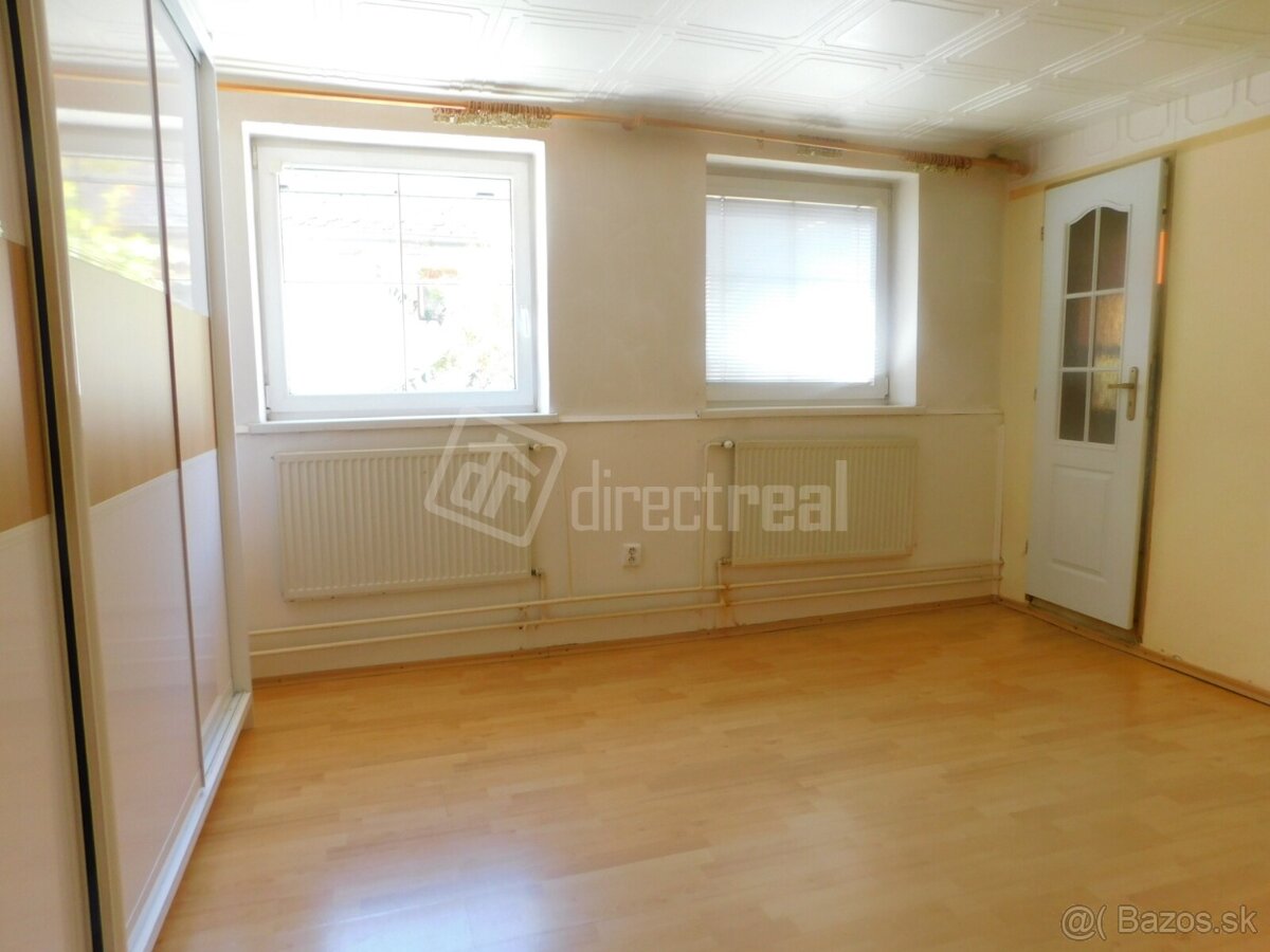 Pekný dom na slnečnom pozemku s bazénom a jazierkom - 8