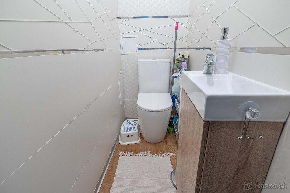 Na predaj 5 izbový poschodový rodinný dom s 2 garážou v Duna - 8