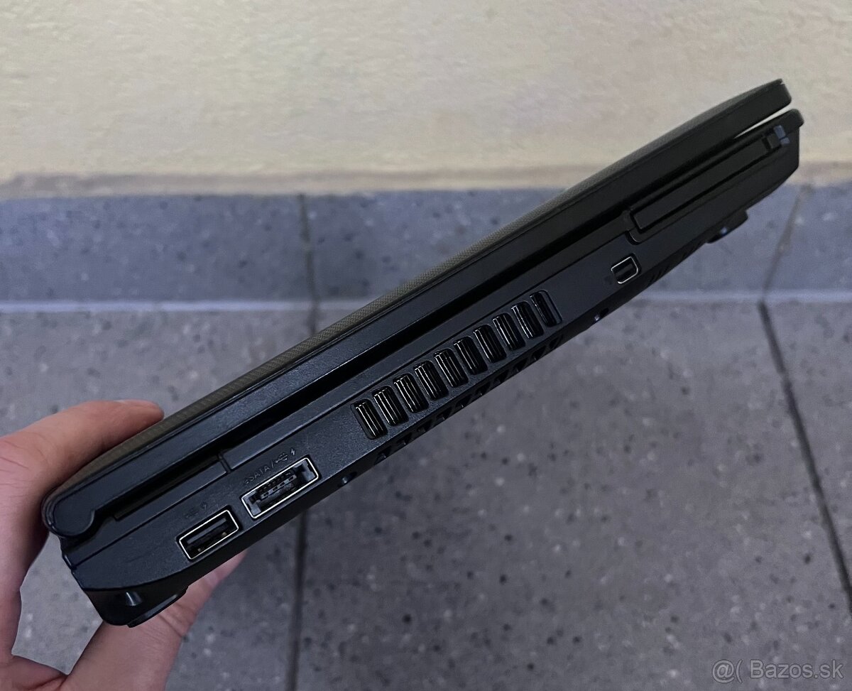 Toshiba Tecra / Intel i5 / 4GB RAM / 128GB SSD / 15.6" - 8