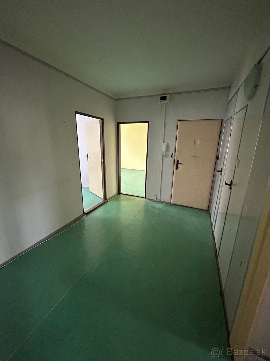 Predám 3 izbový byt s balkónom v centre v os. vlastníctve - 8