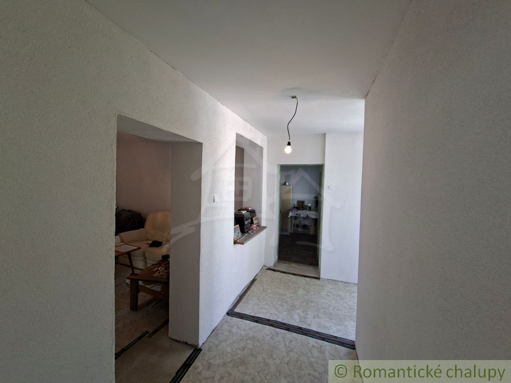 Dva rodinné domy za cenu jedného v obci Zlatno - 8