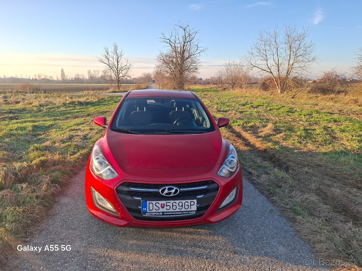Hyundai i30 HATCHBACK 1,4i MPI Benzín 2015 červená metalíza - 8