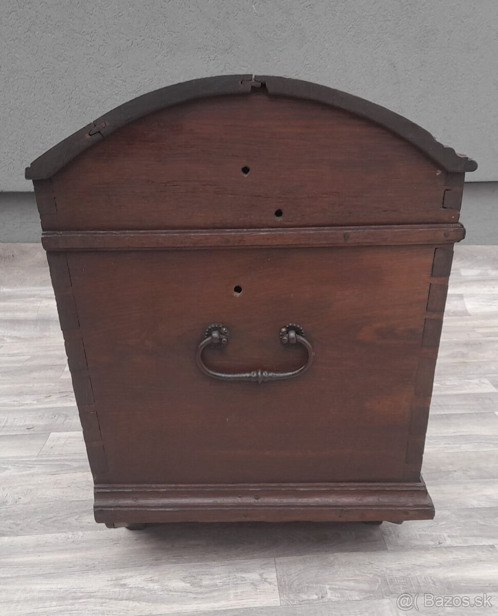 Truhlica dubová z roku 1812 . - 8