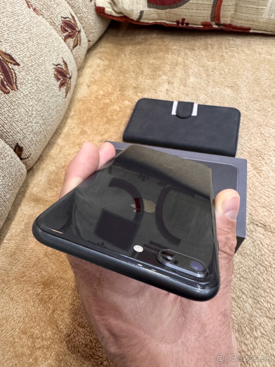 iPhone 8 Plus 64GB - 8