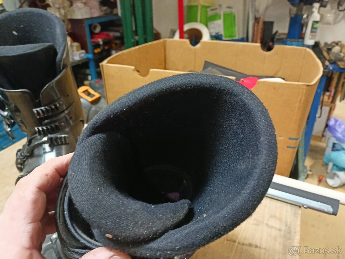 detské lyže s lyžiarkami a prilbou - 8