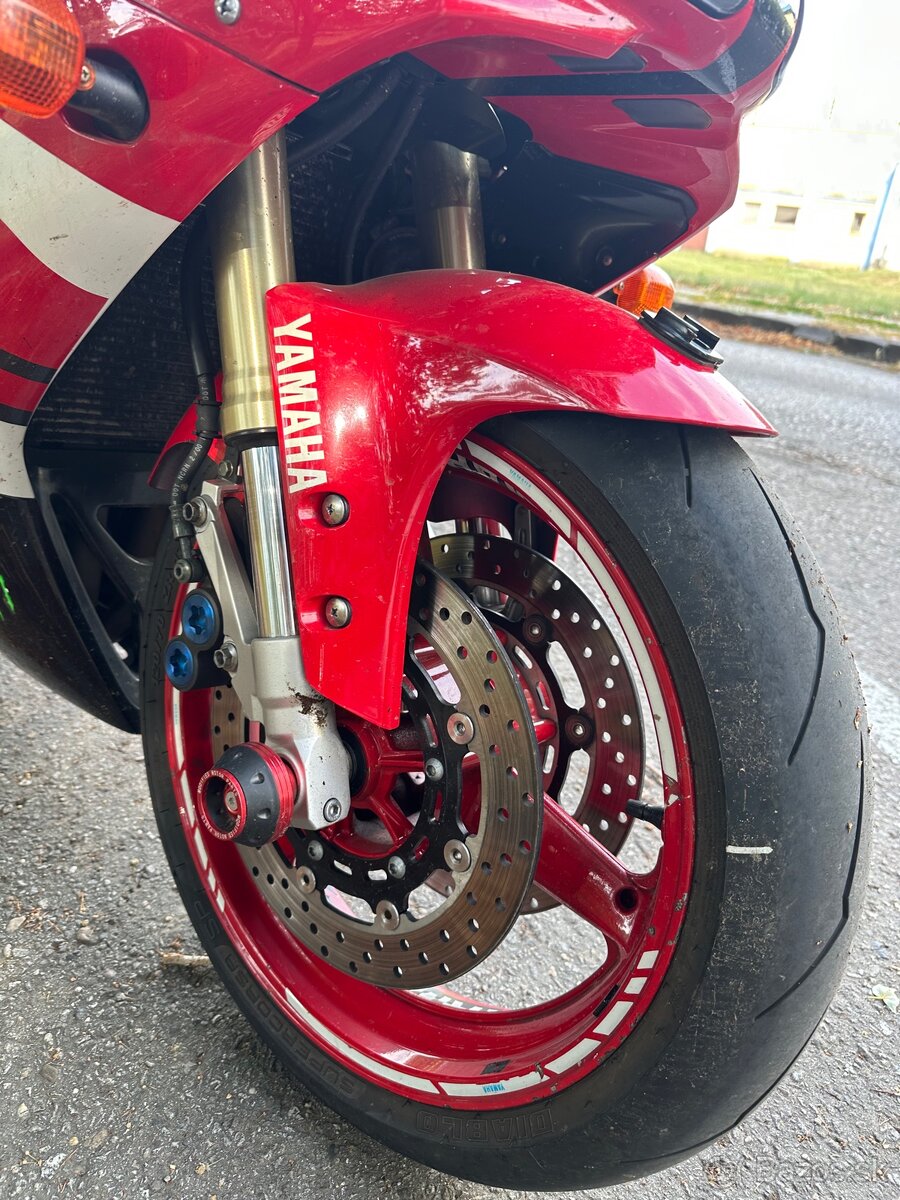 Yamaha r1 - 8