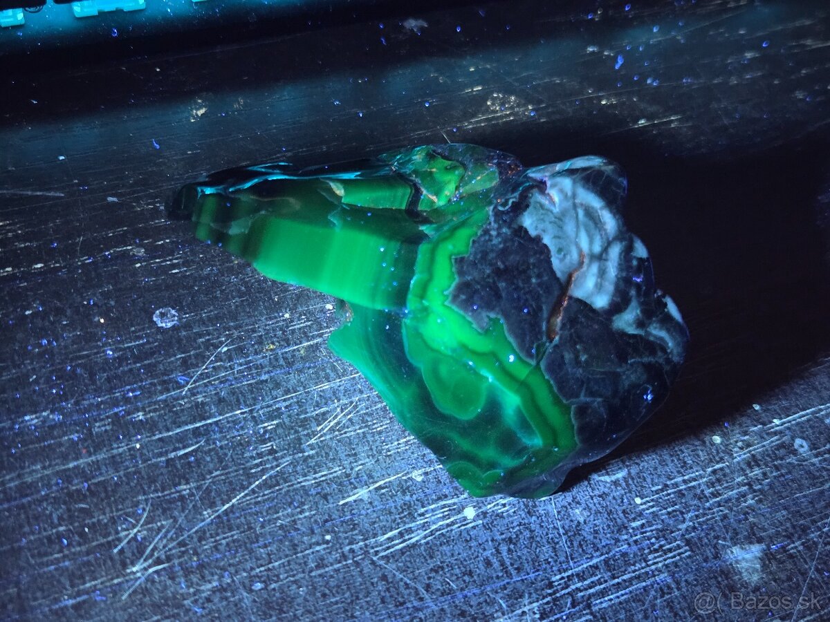 Vulkanický Achát - UV aktívny - 8