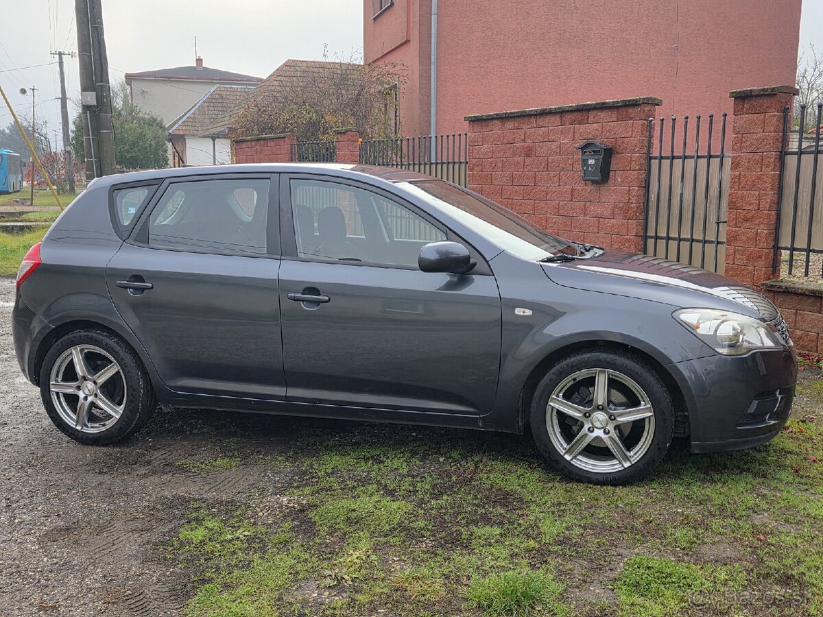 Kia Ceed 1.4 CVVT / Facelift 2011 / 172 tisíc KM / Nová STK - 8