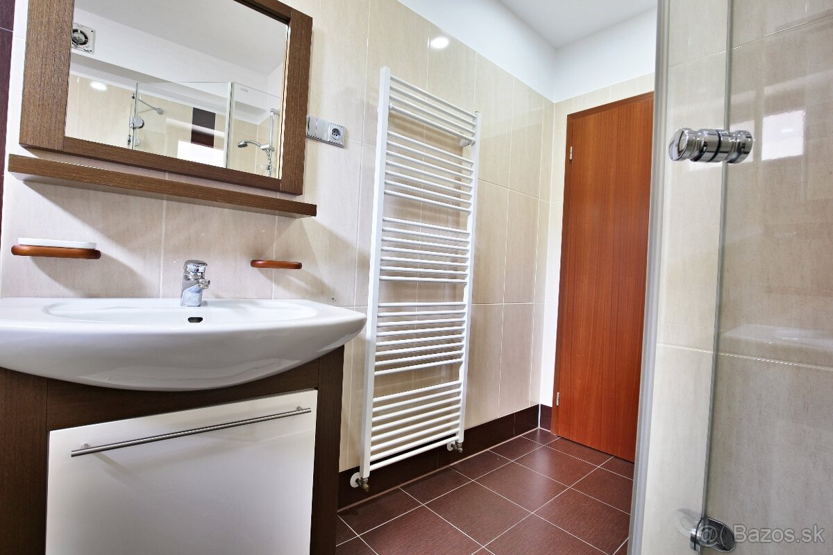 Dvojgeneračný rodinný dom v centre Malinova - 8