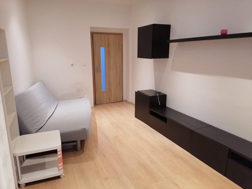 Ponúkame na prenájom v historickej budove 1 izbový prízemný - 8