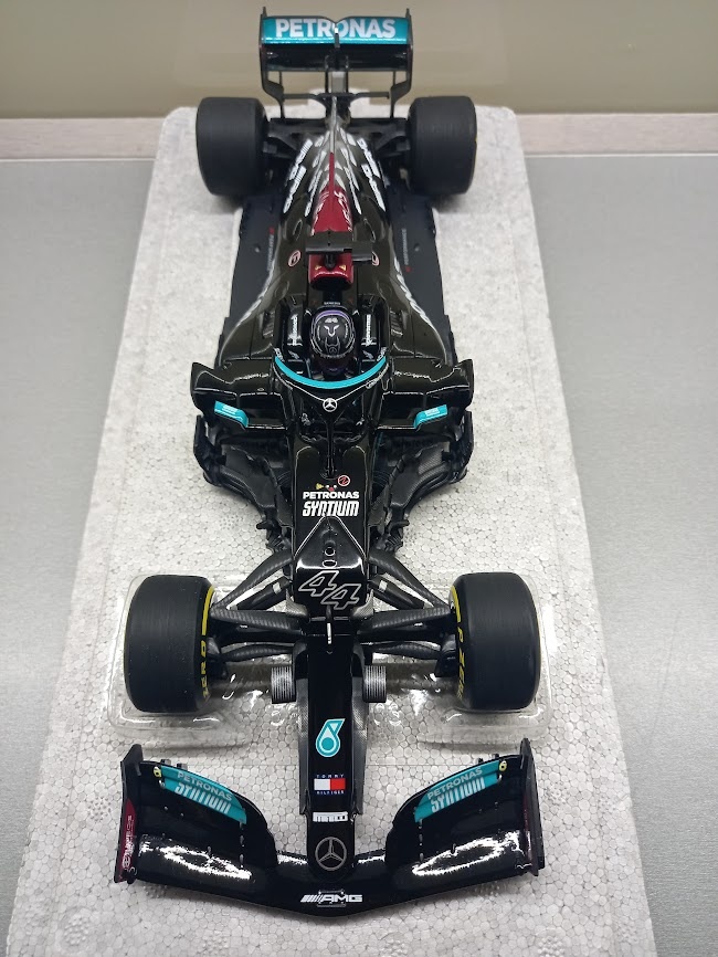 F1 MERCEDES W12 HAMILTON VÍTĚZ BAHRAINU 2021 MINICHAMPS 1:18 - 8