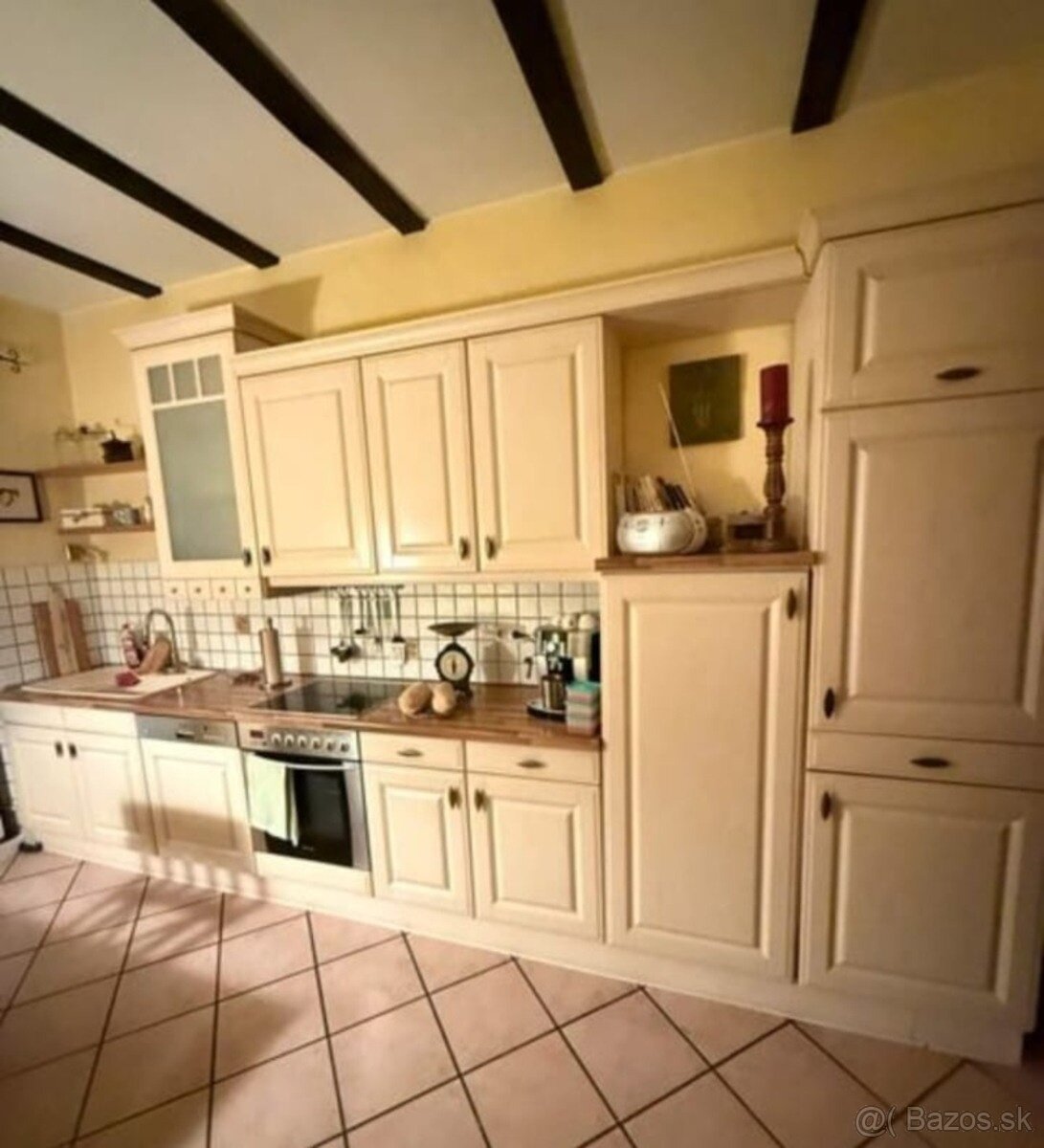 Krémová venkovská kuchyně s vestavěnými spotřebiči,5654 - 8