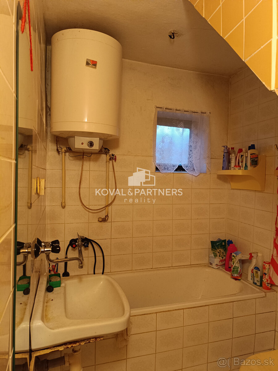 Rodinný dom s veľkým pozemkom - Veľký Kýr - 8