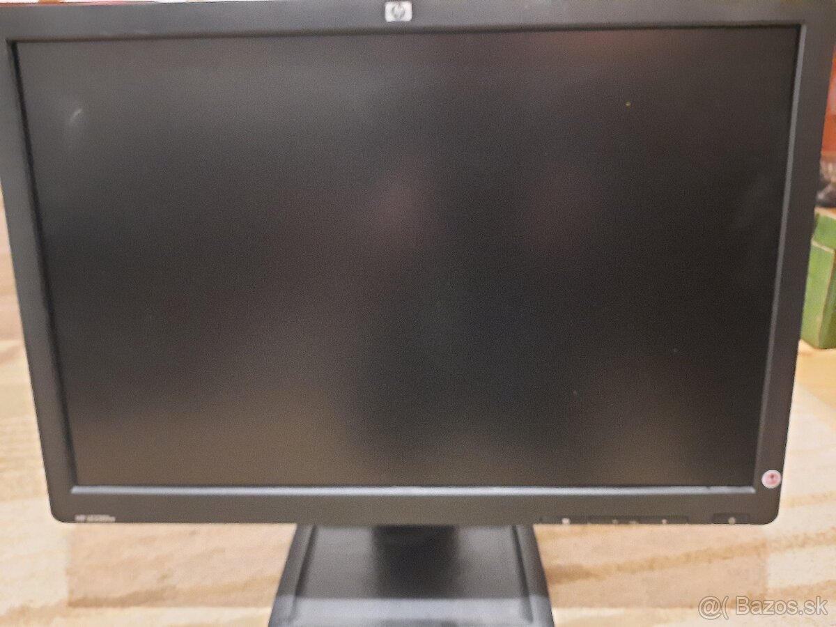 22" a 19" LCD Monitory - 8
