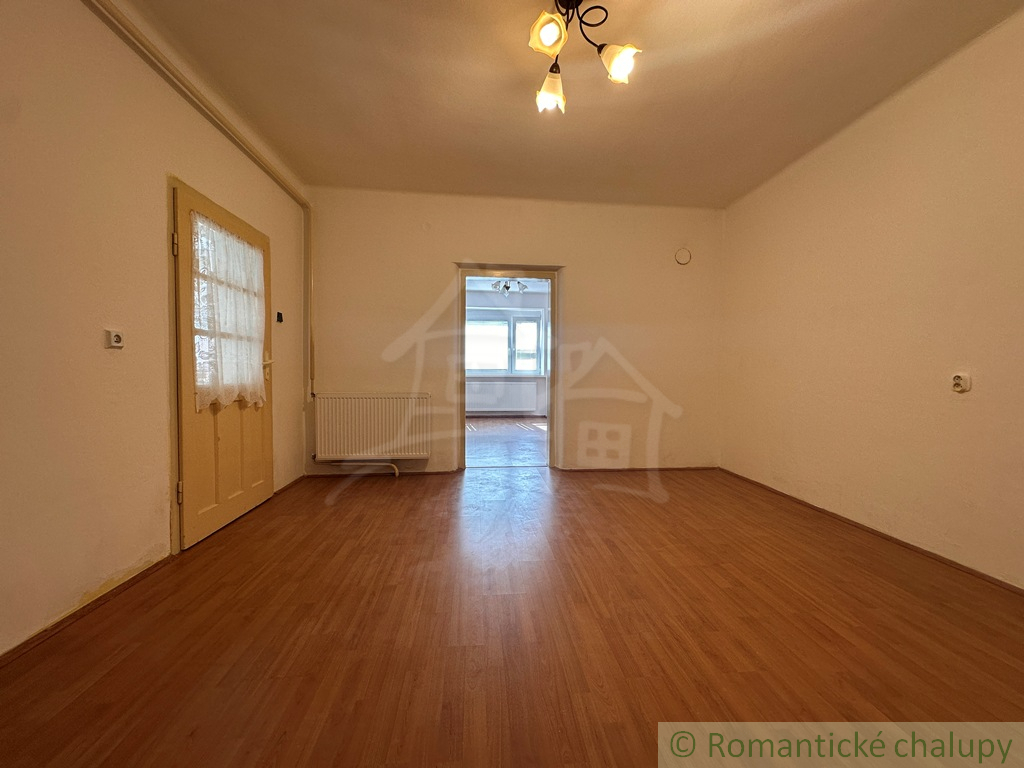 Predaj dlhého vidieckeho domu v Andovciach – pokojná lokal - 8