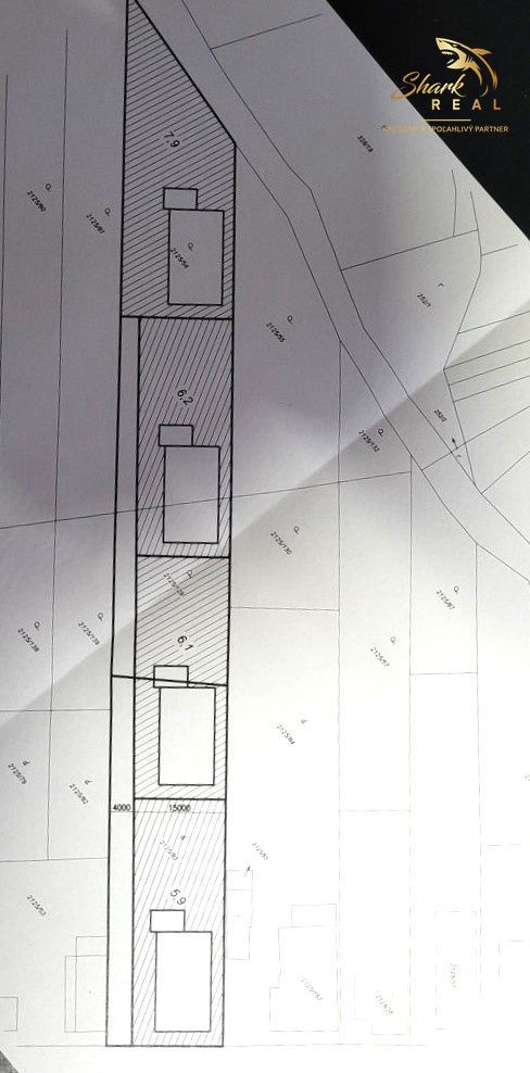 Rovinatý investičný pozemok neďaleko diaľnice - 8