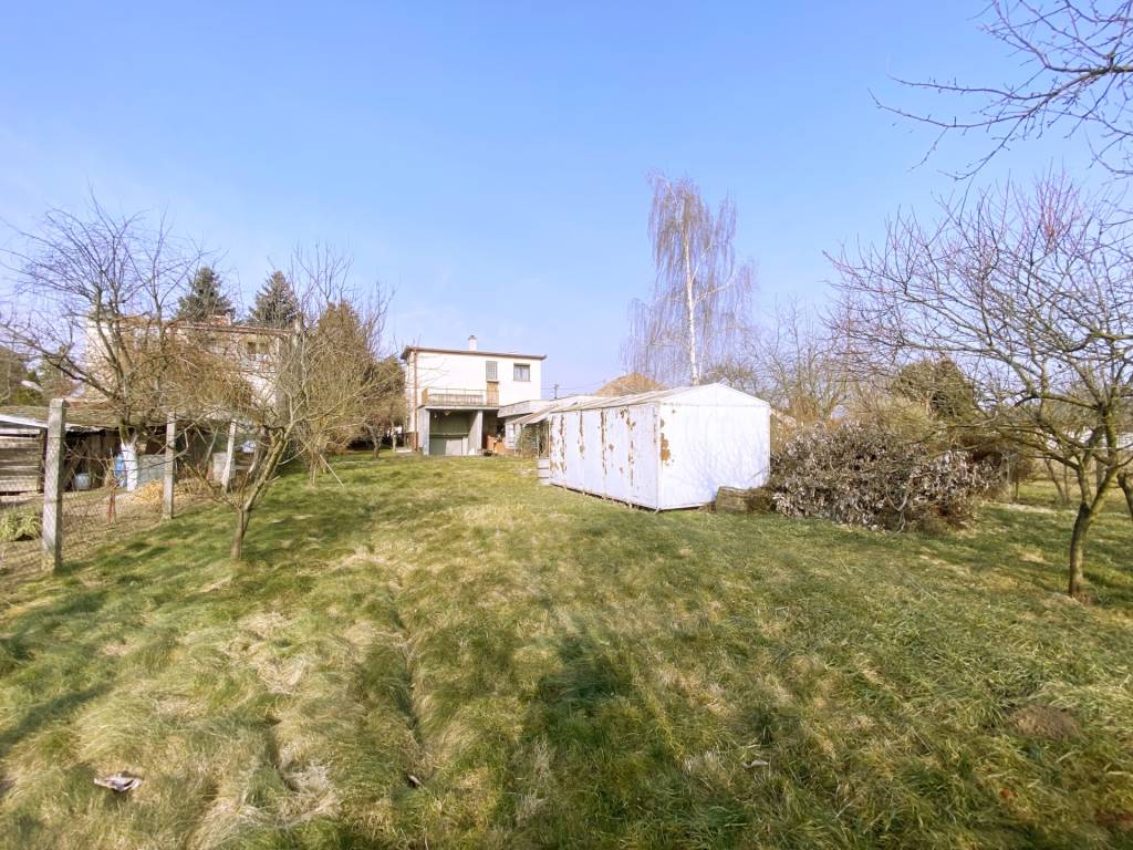 4 izbový poschodový rodinný dom s pozemkom 859 m2 v obci Lok - 8