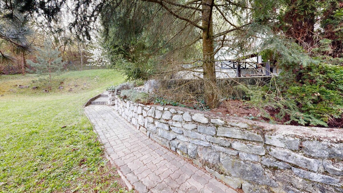 Chalupa po úspešnom režiserovi v obci Stará Turá-časť Paparď - 8