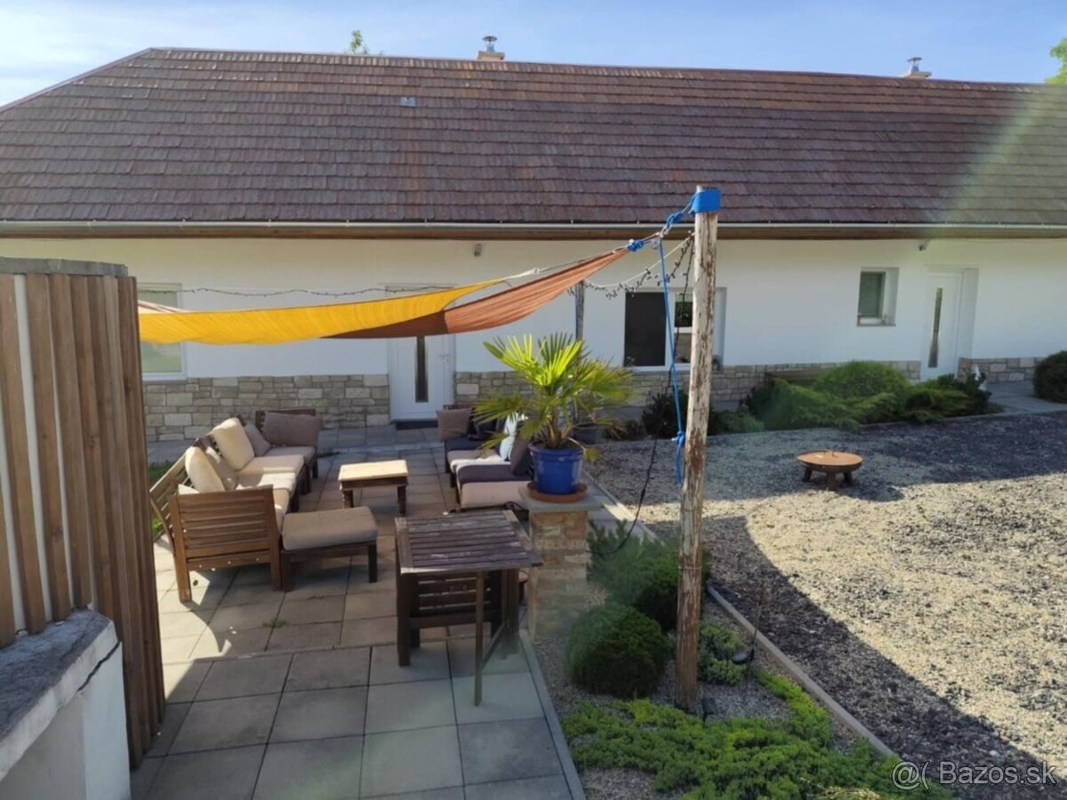 Zrekonštruovaný, zariadený rodinný dom s garážami vo Svodine - 8