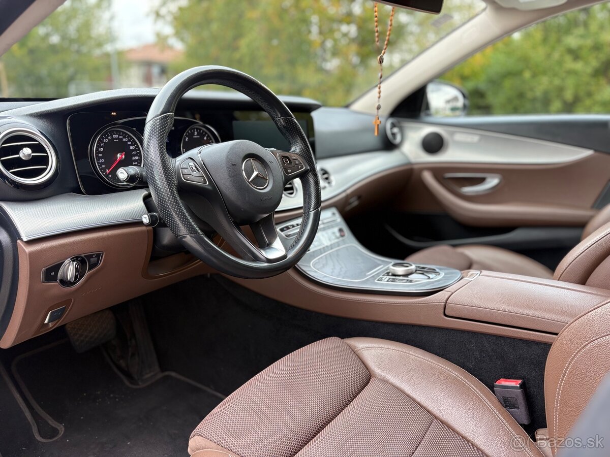 Mercedes-Benz E220d Sedan - 8