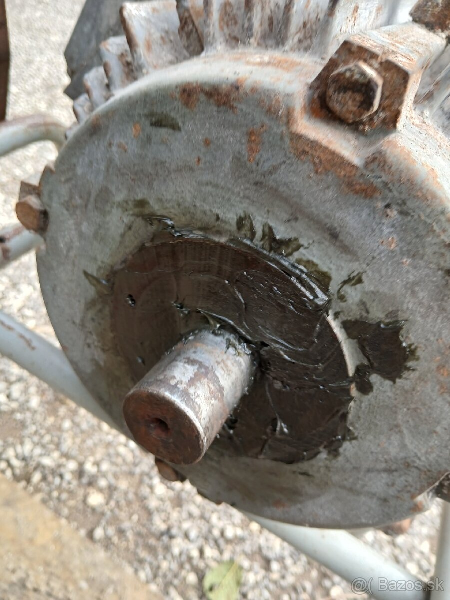 Predám elektromotor na 380V 5,5kw 2910otáčok - 8